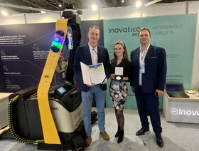 Zespół Inovatica AGV z nagrodzonym wózkiem widłowym.